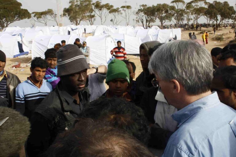 Large number of migrants arrive in Italy